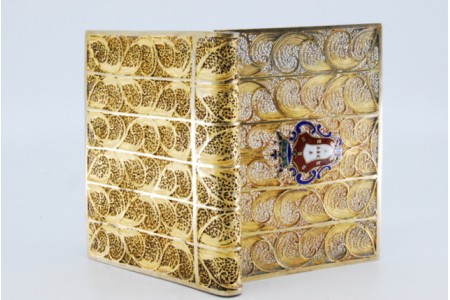 Bloco de notas em prata dourada de filigrana com brasão da coroa portuguesa.